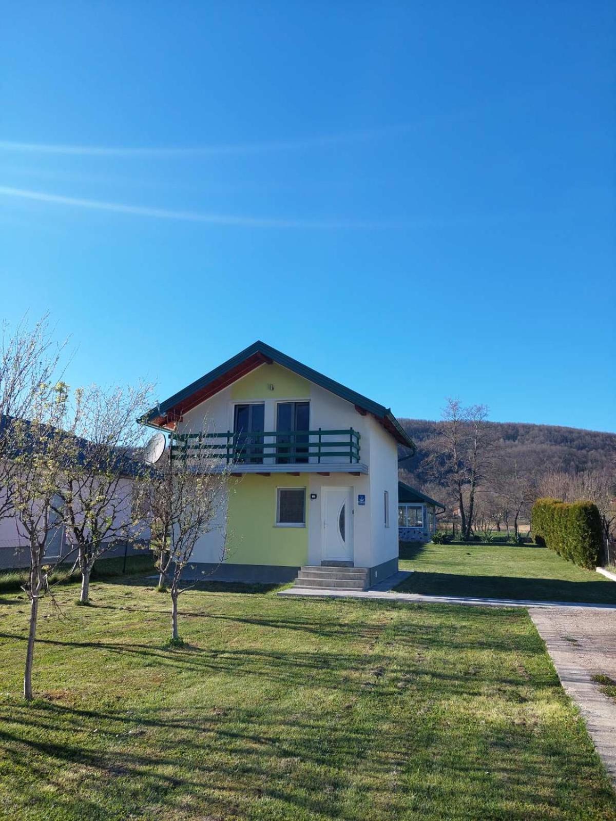 La Reina Una Villa Bihac Exterior photo